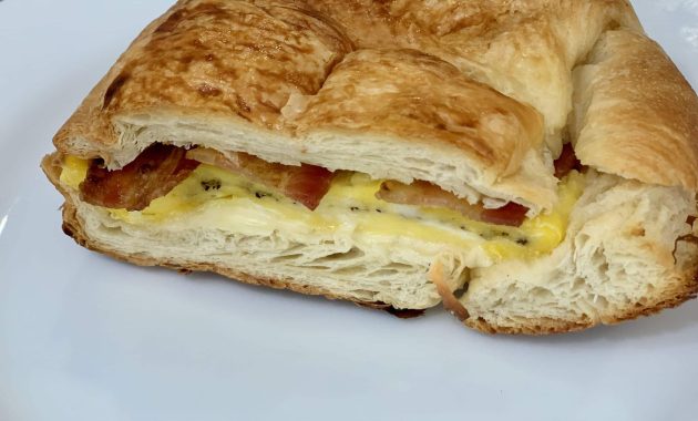 Lezzetli pastırma, yumurta ve peynirli croissant
