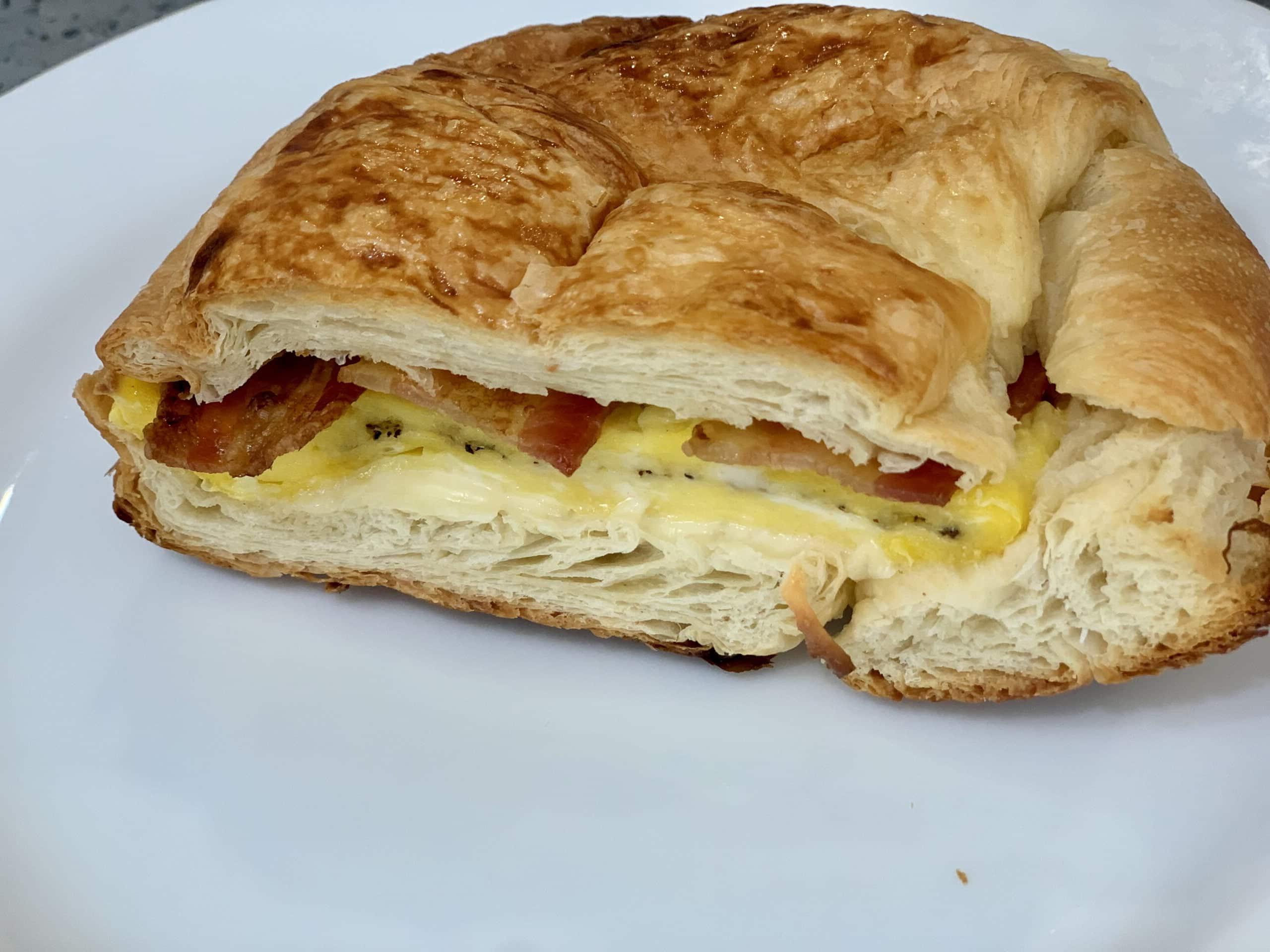 Lezzetli pastırma, yumurta ve peynirli croissant